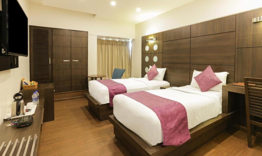 Hotel Green Plaza At Airport New Delhi Exterior photo